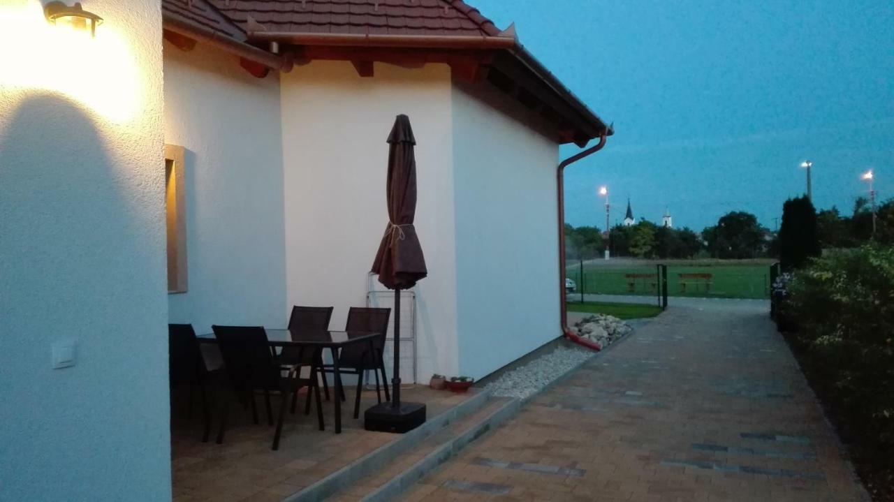 Egrelato Vendeghaz Apartment บาลาโตนาคาลิ ภายนอก รูปภาพ